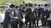 יציקת היסודות פארן נייעם בנין האדיר "משכן חוה פעסיל" אין מחנה אהל ברוך קראסנא דעם ל"ג בעומר, דערנאך מעמד הדלקה רבתי, בראשות נדבני ובוני הבנין ובראשם הגה"צ אב"ד ור"מ שליט"א נואם הכבוד: הרה"ג יוסף יעקב מאנדלאוויטש שליט"א מנהל כללי מוסדות מאנטיסעלא