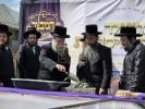 יציקת היסודות פארן נייעם בנין האדיר "משכן חוה פעסיל" אין מחנה אהל ברוך קראסנא דעם ל"ג בעומר, דערנאך מעמד הדלקה רבתי, בראשות נדבני ובוני הבנין ובראשם הגה"צ אב"ד ור"מ שליט"א נואם הכבוד: הרה"ג יוסף יעקב מאנדלאוויטש שליט"א מנהל כללי מוסדות מאנטיסעלא