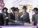 יציקת היסודות פארן נייעם בנין האדיר "משכן חוה פעסיל" אין מחנה אהל ברוך קראסנא דעם ל"ג בעומר, דערנאך מעמד הדלקה רבתי, בראשות נדבני ובוני הבנין ובראשם הגה"צ אב"ד ור"מ שליט"א נואם הכבוד: הרה"ג יוסף יעקב מאנדלאוויטש שליט"א מנהל כללי מוסדות מאנטיסעלא