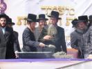 יציקת היסודות פארן נייעם בנין האדיר "משכן חוה פעסיל" אין מחנה אהל ברוך קראסנא דעם ל"ג בעומר, דערנאך מעמד הדלקה רבתי, בראשות נדבני ובוני הבנין ובראשם הגה"צ אב"ד ור"מ שליט"א נואם הכבוד: הרה"ג יוסף יעקב מאנדלאוויטש שליט"א מנהל כללי מוסדות מאנטיסעלא