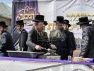 יציקת היסודות פארן נייעם בנין האדיר "משכן חוה פעסיל" אין מחנה אהל ברוך קראסנא דעם ל"ג בעומר, דערנאך מעמד הדלקה רבתי, בראשות נדבני ובוני הבנין ובראשם הגה"צ אב"ד ור"מ שליט"א נואם הכבוד: הרה"ג יוסף יעקב מאנדלאוויטש שליט"א מנהל כללי מוסדות מאנטיסעלא