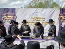 יציקת היסודות פארן נייעם בנין האדיר "משכן חוה פעסיל" אין מחנה אהל ברוך קראסנא דעם ל"ג בעומר, דערנאך מעמד הדלקה רבתי, בראשות נדבני ובוני הבנין ובראשם הגה"צ אב"ד ור"מ שליט"א נואם הכבוד: הרה"ג יוסף יעקב מאנדלאוויטש שליט"א מנהל כללי מוסדות מאנטיסעלא