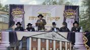 יציקת היסודות פארן נייעם בנין האדיר "משכן חוה פעסיל" אין מחנה אהל ברוך קראסנא דעם ל"ג בעומר, דערנאך מעמד הדלקה רבתי, בראשות נדבני ובוני הבנין ובראשם הגה"צ אב"ד ור"מ שליט"א נואם הכבוד: הרה"ג יוסף יעקב מאנדלאוויטש שליט"א מנהל כללי מוסדות מאנטיסעלא