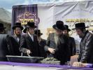 יציקת היסודות פארן נייעם בנין האדיר "משכן חוה פעסיל" אין מחנה אהל ברוך קראסנא דעם ל"ג בעומר, דערנאך מעמד הדלקה רבתי, בראשות נדבני ובוני הבנין ובראשם הגה"צ אב"ד ור"מ שליט"א נואם הכבוד: הרה"ג יוסף יעקב מאנדלאוויטש שליט"א מנהל כללי מוסדות מאנטיסעלא