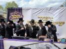 יציקת היסודות פארן נייעם בנין האדיר "משכן חוה פעסיל" אין מחנה אהל ברוך קראסנא דעם ל"ג בעומר, דערנאך מעמד הדלקה רבתי, בראשות נדבני ובוני הבנין ובראשם הגה"צ אב"ד ור"מ שליט"א נואם הכבוד: הרה"ג יוסף יעקב מאנדלאוויטש שליט"א מנהל כללי מוסדות מאנטיסעלא