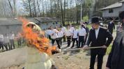 יציקת היסודות פארן נייעם בנין האדיר "משכן חוה פעסיל" אין מחנה אהל ברוך קראסנא דעם ל"ג בעומר, דערנאך מעמד הדלקה רבתי, בראשות נדבני ובוני הבנין ובראשם הגה"צ אב"ד ור"מ שליט"א נואם הכבוד: הרה"ג יוסף יעקב מאנדלאוויטש שליט"א מנהל כללי מוסדות מאנטיסעלא