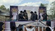 יציקת היסודות פארן נייעם בנין האדיר "משכן חוה פעסיל" אין מחנה אהל ברוך קראסנא דעם ל"ג בעומר, דערנאך מעמד הדלקה רבתי, בראשות נדבני ובוני הבנין ובראשם הגה"צ אב"ד ור"מ שליט"א נואם הכבוד: הרה"ג יוסף יעקב מאנדלאוויטש שליט"א מנהל כללי מוסדות מאנטיסעלא