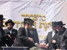 יציקת היסודות פארן נייעם בנין האדיר "משכן חוה פעסיל" אין מחנה אהל ברוך קראסנא דעם ל"ג בעומר, דערנאך מעמד הדלקה רבתי, בראשות נדבני ובוני הבנין ובראשם הגה"צ אב"ד ור"מ שליט"א נואם הכבוד: הרה"ג יוסף יעקב מאנדלאוויטש שליט"א מנהל כללי מוסדות מאנטיסעלא