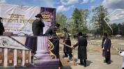 יציקת היסודות פארן נייעם בנין האדיר "משכן חוה פעסיל" אין מחנה אהל ברוך קראסנא דעם ל"ג בעומר, דערנאך מעמד הדלקה רבתי, בראשות נדבני ובוני הבנין ובראשם הגה"צ אב"ד ור"מ שליט"א נואם הכבוד: הרה"ג יוסף יעקב מאנדלאוויטש שליט"א מנהל כללי מוסדות מאנטיסעלא
