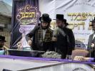 יציקת היסודות פארן נייעם בנין האדיר "משכן חוה פעסיל" אין מחנה אהל ברוך קראסנא דעם ל"ג בעומר, דערנאך מעמד הדלקה רבתי, בראשות נדבני ובוני הבנין ובראשם הגה"צ אב"ד ור"מ שליט"א נואם הכבוד: הרה"ג יוסף יעקב מאנדלאוויטש שליט"א מנהל כללי מוסדות מאנטיסעלא