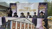 יציקת היסודות פארן נייעם בנין האדיר "משכן חוה פעסיל" אין מחנה אהל ברוך קראסנא דעם ל"ג בעומר, דערנאך מעמד הדלקה רבתי, בראשות נדבני ובוני הבנין ובראשם הגה"צ אב"ד ור"מ שליט"א נואם הכבוד: הרה"ג יוסף יעקב מאנדלאוויטש שליט"א מנהל כללי מוסדות מאנטיסעלא