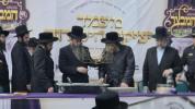 יציקת היסודות פארן נייעם בנין האדיר "משכן חוה פעסיל" אין מחנה אהל ברוך קראסנא דעם ל"ג בעומר, דערנאך מעמד הדלקה רבתי, בראשות נדבני ובוני הבנין ובראשם הגה"צ אב"ד ור"מ שליט"א נואם הכבוד: הרה"ג יוסף יעקב מאנדלאוויטש שליט"א מנהל כללי מוסדות מאנטיסעלא