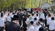 יציקת היסודות פארן נייעם בנין האדיר "משכן חוה פעסיל" אין מחנה אהל ברוך קראסנא דעם ל"ג בעומר, דערנאך מעמד הדלקה רבתי, בראשות נדבני ובוני הבנין ובראשם הגה"צ אב"ד ור"מ שליט"א נואם הכבוד: הרה"ג יוסף יעקב מאנדלאוויטש שליט"א מנהל כללי מוסדות מאנטיסעלא