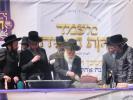 יציקת היסודות פארן נייעם בנין האדיר "משכן חוה פעסיל" אין מחנה אהל ברוך קראסנא דעם ל"ג בעומר, דערנאך מעמד הדלקה רבתי, בראשות נדבני ובוני הבנין ובראשם הגה"צ אב"ד ור"מ שליט"א נואם הכבוד: הרה"ג יוסף יעקב מאנדלאוויטש שליט"א מנהל כללי מוסדות מאנטיסעלא