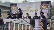 יציקת היסודות פארן נייעם בנין האדיר "משכן חוה פעסיל" אין מחנה אהל ברוך קראסנא דעם ל"ג בעומר, דערנאך מעמד הדלקה רבתי, בראשות נדבני ובוני הבנין ובראשם הגה"צ אב"ד ור"מ שליט"א נואם הכבוד: הרה"ג יוסף יעקב מאנדלאוויטש שליט"א מנהל כללי מוסדות מאנטיסעלא