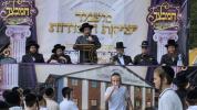 יציקת היסודות פארן נייעם בנין האדיר "משכן חוה פעסיל" אין מחנה אהל ברוך קראסנא דעם ל"ג בעומר, דערנאך מעמד הדלקה רבתי, בראשות נדבני ובוני הבנין ובראשם הגה"צ אב"ד ור"מ שליט"א נואם הכבוד: הרה"ג יוסף יעקב מאנדלאוויטש שליט"א מנהל כללי מוסדות מאנטיסעלא