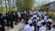 יציקת היסודות פארן נייעם בנין האדיר "משכן חוה פעסיל" אין מחנה אהל ברוך קראסנא דעם ל"ג בעומר, דערנאך מעמד הדלקה רבתי, בראשות נדבני ובוני הבנין ובראשם הגה"צ אב"ד ור"מ שליט"א נואם הכבוד: הרה"ג יוסף יעקב מאנדלאוויטש שליט"א מנהל כללי מוסדות מאנטיסעלא