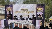 יציקת היסודות פארן נייעם בנין האדיר "משכן חוה פעסיל" אין מחנה אהל ברוך קראסנא דעם ל"ג בעומר, דערנאך מעמד הדלקה רבתי, בראשות נדבני ובוני הבנין ובראשם הגה"צ אב"ד ור"מ שליט"א נואם הכבוד: הרה"ג יוסף יעקב מאנדלאוויטש שליט"א מנהל כללי מוסדות מאנטיסעלא