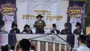 יציקת היסודות פארן נייעם בנין האדיר "משכן חוה פעסיל" אין מחנה אהל ברוך קראסנא דעם ל"ג בעומר, דערנאך מעמד הדלקה רבתי, בראשות נדבני ובוני הבנין ובראשם הגה"צ אב"ד ור"מ שליט"א נואם הכבוד: הרה"ג יוסף יעקב מאנדלאוויטש שליט"א מנהל כללי מוסדות מאנטיסעלא