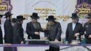 יציקת היסודות פארן נייעם בנין האדיר "משכן חוה פעסיל" אין מחנה אהל ברוך קראסנא דעם ל"ג בעומר, דערנאך מעמד הדלקה רבתי, בראשות נדבני ובוני הבנין ובראשם הגה"צ אב"ד ור"מ שליט"א נואם הכבוד: הרה"ג יוסף יעקב מאנדלאוויטש שליט"א מנהל כללי מוסדות מאנטיסעלא