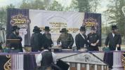 יציקת היסודות פארן נייעם בנין האדיר "משכן חוה פעסיל" אין מחנה אהל ברוך קראסנא דעם ל"ג בעומר, דערנאך מעמד הדלקה רבתי, בראשות נדבני ובוני הבנין ובראשם הגה"צ אב"ד ור"מ שליט"א נואם הכבוד: הרה"ג יוסף יעקב מאנדלאוויטש שליט"א מנהל כללי מוסדות מאנטיסעלא