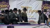 יציקת היסודות פארן נייעם בנין האדיר "משכן חוה פעסיל" אין מחנה אהל ברוך קראסנא דעם ל"ג בעומר, דערנאך מעמד הדלקה רבתי, בראשות נדבני ובוני הבנין ובראשם הגה"צ אב"ד ור"מ שליט"א נואם הכבוד: הרה"ג יוסף יעקב מאנדלאוויטש שליט"א מנהל כללי מוסדות מאנטיסעלא
