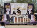 יציקת היסודות פארן נייעם בנין האדיר "משכן חוה פעסיל" אין מחנה אהל ברוך קראסנא דעם ל"ג בעומר, דערנאך מעמד הדלקה רבתי, בראשות נדבני ובוני הבנין ובראשם הגה"צ אב"ד ור"מ שליט"א נואם הכבוד: הרה"ג יוסף יעקב מאנדלאוויטש שליט"א מנהל כללי מוסדות מאנטיסעלא