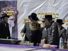 יציקת היסודות פארן נייעם בנין האדיר "משכן חוה פעסיל" אין מחנה אהל ברוך קראסנא דעם ל"ג בעומר, דערנאך מעמד הדלקה רבתי, בראשות נדבני ובוני הבנין ובראשם הגה"צ אב"ד ור"מ שליט"א נואם הכבוד: הרה"ג יוסף יעקב מאנדלאוויטש שליט"א מנהל כללי מוסדות מאנטיסעלא