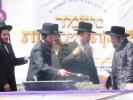 יציקת היסודות פארן נייעם בנין האדיר "משכן חוה פעסיל" אין מחנה אהל ברוך קראסנא דעם ל"ג בעומר, דערנאך מעמד הדלקה רבתי, בראשות נדבני ובוני הבנין ובראשם הגה"צ אב"ד ור"מ שליט"א נואם הכבוד: הרה"ג יוסף יעקב מאנדלאוויטש שליט"א מנהל כללי מוסדות מאנטיסעלא