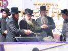 יציקת היסודות פארן נייעם בנין האדיר "משכן חוה פעסיל" אין מחנה אהל ברוך קראסנא דעם ל"ג בעומר, דערנאך מעמד הדלקה רבתי, בראשות נדבני ובוני הבנין ובראשם הגה"צ אב"ד ור"מ שליט"א נואם הכבוד: הרה"ג יוסף יעקב מאנדלאוויטש שליט"א מנהל כללי מוסדות מאנטיסעלא