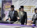יציקת היסודות פארן נייעם בנין האדיר "משכן חוה פעסיל" אין מחנה אהל ברוך קראסנא דעם ל"ג בעומר, דערנאך מעמד הדלקה רבתי, בראשות נדבני ובוני הבנין ובראשם הגה"צ אב"ד ור"מ שליט"א נואם הכבוד: הרה"ג יוסף יעקב מאנדלאוויטש שליט"א מנהל כללי מוסדות מאנטיסעלא