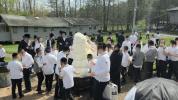 יציקת היסודות פארן נייעם בנין האדיר "משכן חוה פעסיל" אין מחנה אהל ברוך קראסנא דעם ל"ג בעומר, דערנאך מעמד הדלקה רבתי, בראשות נדבני ובוני הבנין ובראשם הגה"צ אב"ד ור"מ שליט"א נואם הכבוד: הרה"ג יוסף יעקב מאנדלאוויטש שליט"א מנהל כללי מוסדות מאנטיסעלא