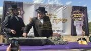 יציקת היסודות פארן נייעם בנין האדיר "משכן חוה פעסיל" אין מחנה אהל ברוך קראסנא דעם ל"ג בעומר, דערנאך מעמד הדלקה רבתי, בראשות נדבני ובוני הבנין ובראשם הגה"צ אב"ד ור"מ שליט"א נואם הכבוד: הרה"ג יוסף יעקב מאנדלאוויטש שליט"א מנהל כללי מוסדות מאנטיסעלא
