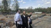 יציקת היסודות פארן נייעם בנין האדיר "משכן חוה פעסיל" אין מחנה אהל ברוך קראסנא דעם ל"ג בעומר, דערנאך מעמד הדלקה רבתי, בראשות נדבני ובוני הבנין ובראשם הגה"צ אב"ד ור"מ שליט"א נואם הכבוד: הרה"ג יוסף יעקב מאנדלאוויטש שליט"א מנהל כללי מוסדות מאנטיסעלא