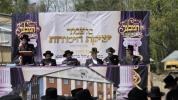 יציקת היסודות פארן נייעם בנין האדיר "משכן חוה פעסיל" אין מחנה אהל ברוך קראסנא דעם ל"ג בעומר, דערנאך מעמד הדלקה רבתי, בראשות נדבני ובוני הבנין ובראשם הגה"צ אב"ד ור"מ שליט"א נואם הכבוד: הרה"ג יוסף יעקב מאנדלאוויטש שליט"א מנהל כללי מוסדות מאנטיסעלא