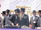 יציקת היסודות פארן נייעם בנין האדיר "משכן חוה פעסיל" אין מחנה אהל ברוך קראסנא דעם ל"ג בעומר, דערנאך מעמד הדלקה רבתי, בראשות נדבני ובוני הבנין ובראשם הגה"צ אב"ד ור"מ שליט"א נואם הכבוד: הרה"ג יוסף יעקב מאנדלאוויטש שליט"א מנהל כללי מוסדות מאנטיסעלא