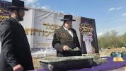יציקת היסודות פארן נייעם בנין האדיר "משכן חוה פעסיל" אין מחנה אהל ברוך קראסנא דעם ל"ג בעומר, דערנאך מעמד הדלקה רבתי, בראשות נדבני ובוני הבנין ובראשם הגה"צ אב"ד ור"מ שליט"א נואם הכבוד: הרה"ג יוסף יעקב מאנדלאוויטש שליט"א מנהל כללי מוסדות מאנטיסעלא