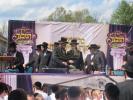 יציקת היסודות פארן נייעם בנין האדיר "משכן חוה פעסיל" אין מחנה אהל ברוך קראסנא דעם ל"ג בעומר, דערנאך מעמד הדלקה רבתי, בראשות נדבני ובוני הבנין ובראשם הגה"צ אב"ד ור"מ שליט"א נואם הכבוד: הרה"ג יוסף יעקב מאנדלאוויטש שליט"א מנהל כללי מוסדות מאנטיסעלא