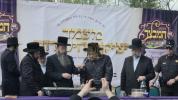 יציקת היסודות פארן נייעם בנין האדיר "משכן חוה פעסיל" אין מחנה אהל ברוך קראסנא דעם ל"ג בעומר, דערנאך מעמד הדלקה רבתי, בראשות נדבני ובוני הבנין ובראשם הגה"צ אב"ד ור"מ שליט"א נואם הכבוד: הרה"ג יוסף יעקב מאנדלאוויטש שליט"א מנהל כללי מוסדות מאנטיסעלא