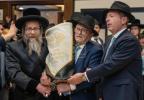 מעמד הכנסת ספר תורה בחצר הקודש סקולען פון לעיקוואד אסרו חג שבועות נדבת משפ' ווייס