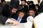 מעמד הכנסת ספר תורה בחצר הקודש סקולען פון לעיקוואד אסרו חג שבועות נדבת משפ' ווייס