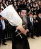 מעמד הכנסת ספר תורה בחצר הקודש סקולען פון לעיקוואד אסרו חג שבועות נדבת משפ' ווייס