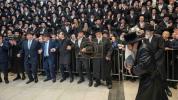 מעמד הכנסת ספר תורה בחצר הקודש סקולען פון לעיקוואד אסרו חג שבועות נדבת משפ' ווייס