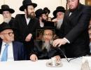 מעמד הכנסת ספר תורה בחצר הקודש סקולען פון לעיקוואד אסרו חג שבועות נדבת משפ' ווייס