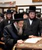 Main image for מעמד הכנסת ספר תורה בחצר הקודש סקולען פון לעיקוואד אסרו חג שבועות נדבת משפ' ווייס