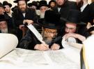 מעמד הכנסת ספר תורה בחצר הקודש סקולען פון לעיקוואד אסרו חג שבועות נדבת משפ' ווייס