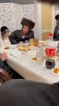 דער נייער לעלובער רבי, הגה"צ רבי יעקב דוד שליט"א, האט נעכטן נאכט זיך באטייליגט ביי א סעודת מלוה מלכה, דאס איז זיין ערשטע באזוך אין אמעריקע זינט'ן איבערנעמען די כתר הרבנות