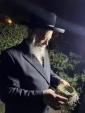 הגה"צ אב"ד קלוזש שליט"א ביים מקיים זיין די מצוה פון שילוח הקן, פארנט פון בית המדרש תפארת יחזקאל "זכרון יהושע שלום" אין קרית טאהש. דורכגעפירט אינעם חצר פונעם באקאנטן נדיב לב הרב החסיד ר' אהרן פרושנובסקי שליט"א.