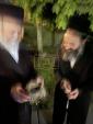 הגה"צ אב"ד קלוזש שליט"א ביים מקיים זיין די מצוה פון שילוח הקן, פארנט פון בית המדרש תפארת יחזקאל "זכרון יהושע שלום" אין קרית טאהש. דורכגעפירט אינעם חצר פונעם באקאנטן נדיב לב הרב החסיד ר' אהרן פרושנובסקי שליט"א.