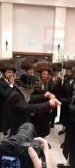 הרה"צ רבי אלימלך בידערמאן שליט"א באטייליגט בשמחת החתונה לבן אב"ד חיי נפש